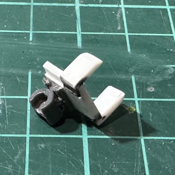 プラ板で接続パーツ作成。ネオジム磁石でシールドを接続出来るようになりました。（2枚目）