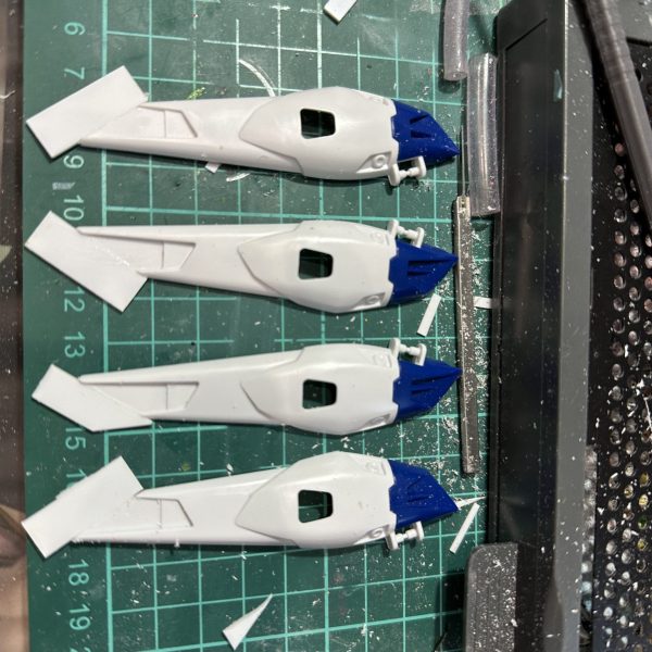 ウイングの延長中ですが中々接着部分が脆いので慎重に作業してます💧 あと2枚‥くぅ　苦行w（1枚目）