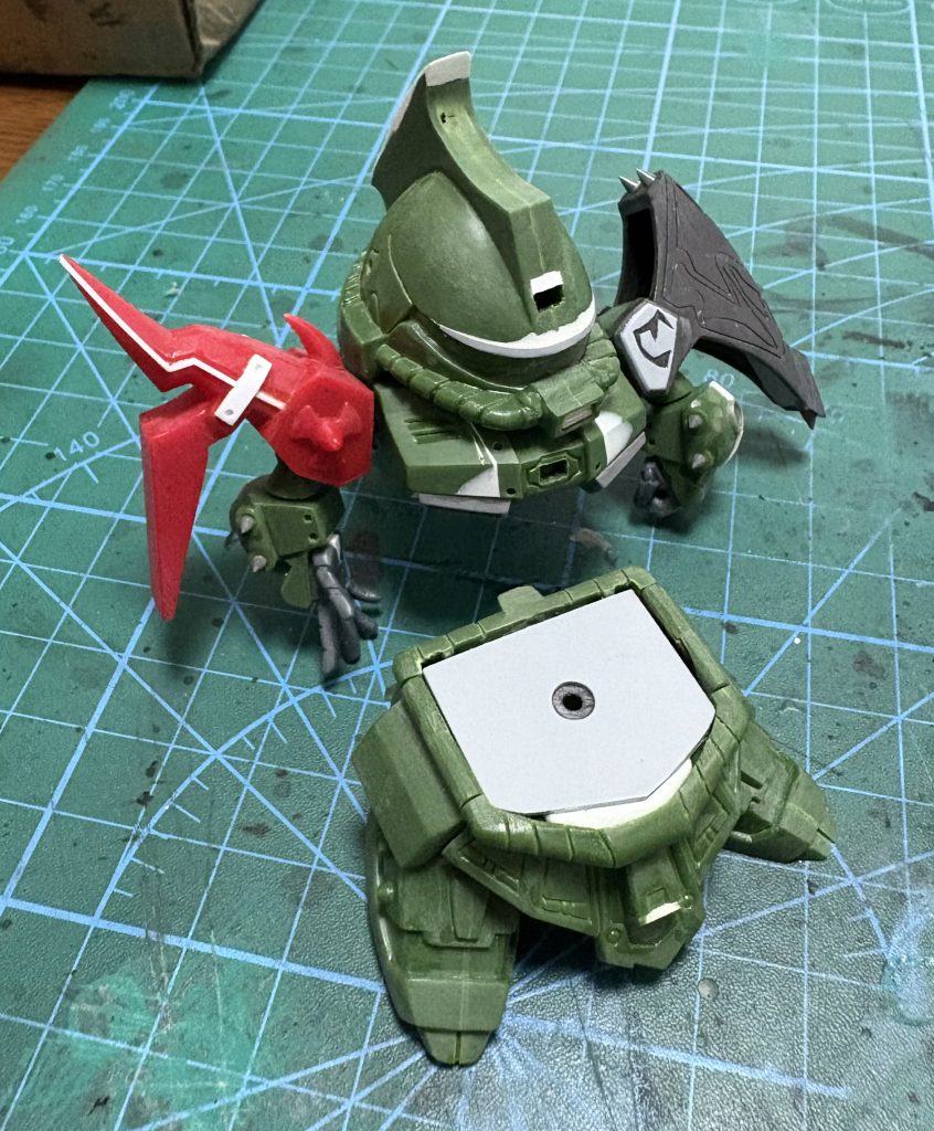 塗装前の状態ですトサカを削りすぎて中身が見えてます(/ω\)(背景が汚いですが、ご容赦ください) 気づいたら別のBB戦士を探している自分がいましたまた気が向いたら作成してみようと思います最後まで見てくださり、有難うございました!