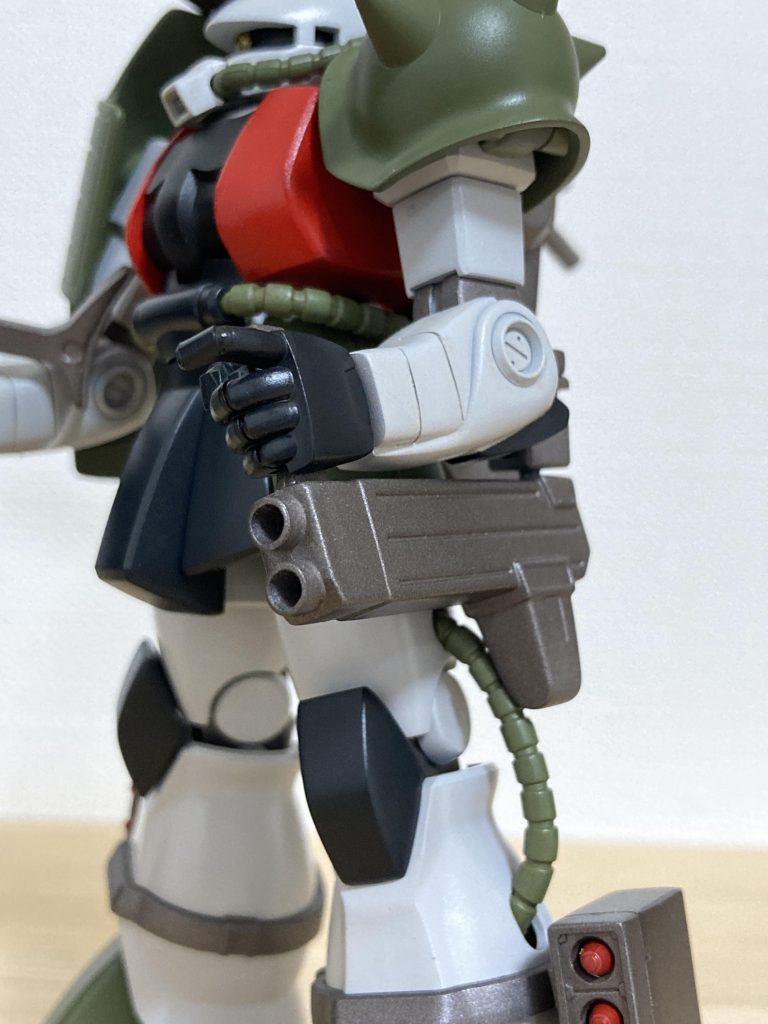 ハイパーナックルバスターのカウンターウェイトとして改修前に装備されていたビッグ・ガンを左部に装備。一年戦争当時の設計ではあるが、炸薬の発展向上により当時の威力を上回る火力を発揮できるようになった。コネクターさえ合えばザクⅡタイプの機体であれば装備する事が可能な設計であり、アクシズで再設計した装備であるため、「アクシズパック」という名前で運用される想定をしていた。本装備が地上に残存するジオン残党軍に供与する事が叶えば、ガザシリーズの持つ高火力を付与された一線級のMSが大量発生し、飛躍的に地上戦力が向上することが見込まれる…試算であった。