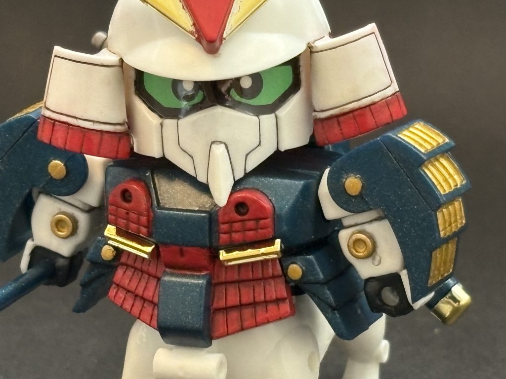 本当は兜の顔横に緑色と龍の模様があるのですがシールは浮いてしまうのと筆で再現する根性もなかったので白で終わりました。笑