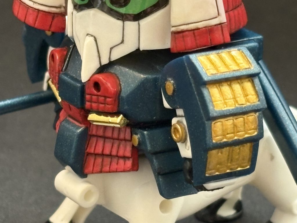 腕の鎧は本当は金色指定じゃないんですが差し色に入れました。塗料はペンタイプのゴールドで適当に、墨入れも考えましたがペンの塗料弱そうだったので辞めておきました