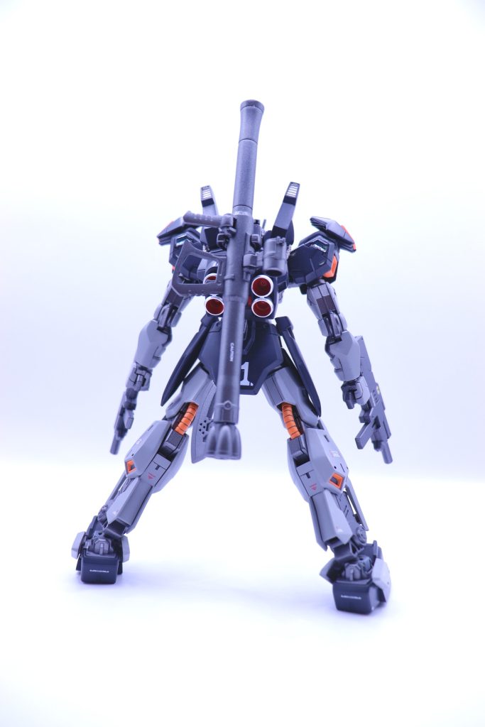 現地で広い集めた武器で戦う戦士をイメージして作成してます。