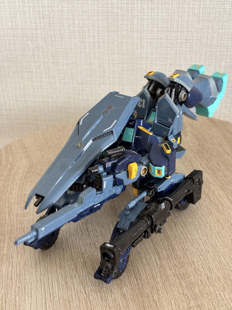 タイヤパーツを展開してバンザイして背中側に倒れれば輸送形態になれます。