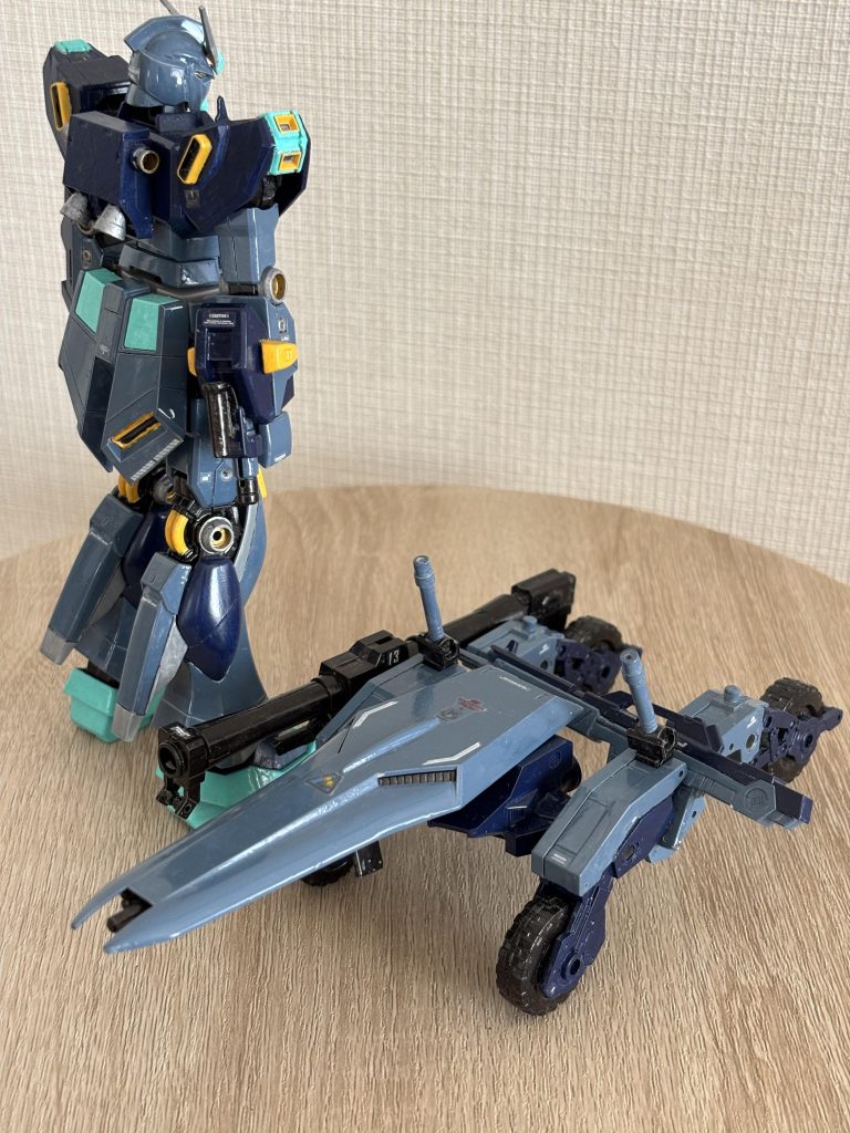 シールド裏に収納していた予備バックパックを背中に付けて、他装備品をひとまとめにしておけます。装備品だけ輸送できるという設定で!HGで量産型νガンダム発売してくれないかな〜