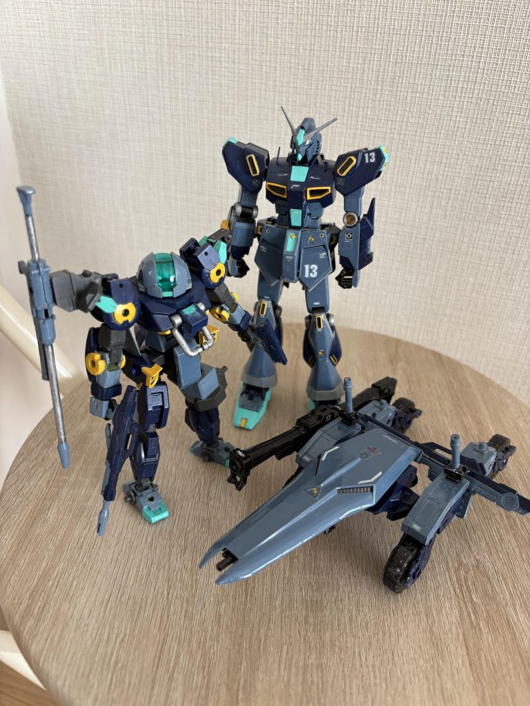 制作過程で余ってしまったヴォルパノヴァ本体とジャンクパーツを組み合わせて同系統で塗装をしてみました。胸元のグリーンが盛大にはみ出ています💦