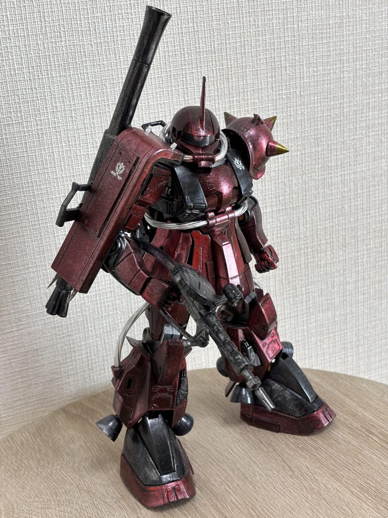 動力パイプは100均のUSBケーブルを切って接着しました。足のバーニア周りのカバーパーツは見つからず… MGモデルは内装まで作り込んであるのがこういう時嬉しいところです。