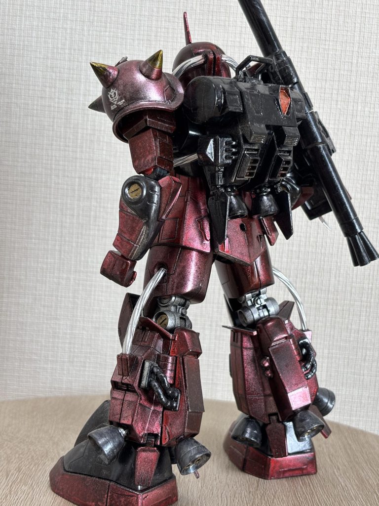 背面で。バズーカはマウントできる作りではないのですが、丁度よくグリップ部分が肩とシールドの隙間に挟み込めました。