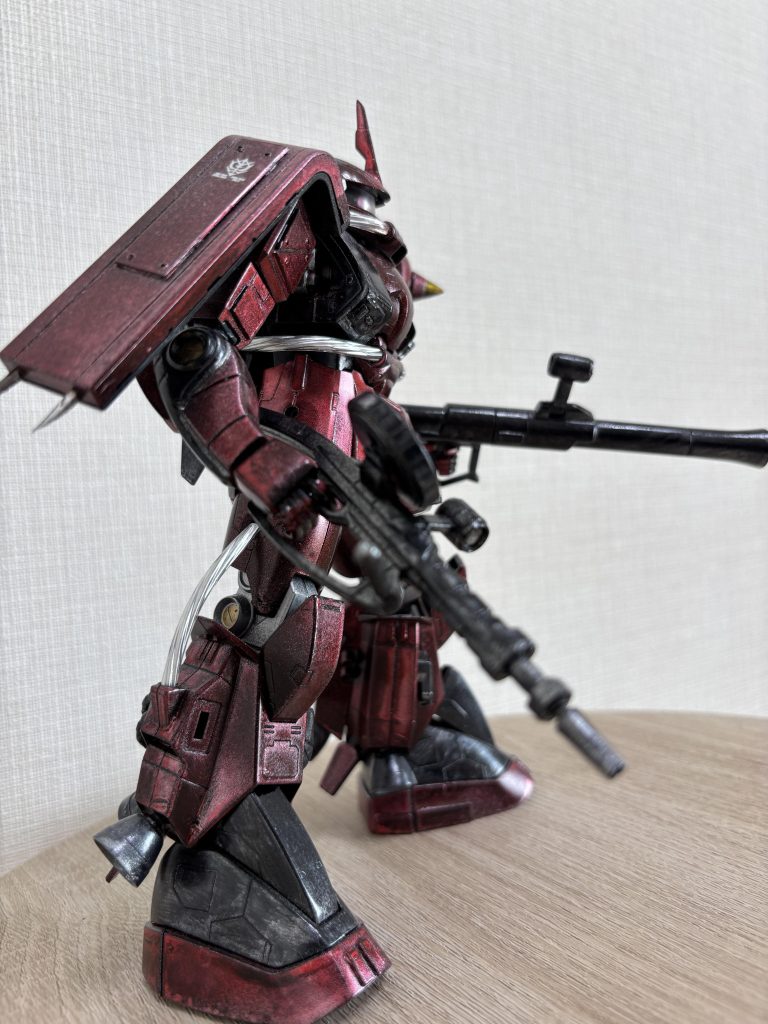 一昔前のキットなので武器の保持力は弱めです。むしろ最近のキットはどれも武器をがっちり固定できるので毎回感動してます。