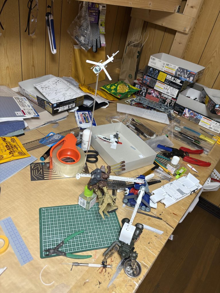 作品名：今日のガンタンク無双<p>ヘリで上空から本体をコントロールして、ザクとゴッグを破壊！ 仕事が忙しいので作業が進まないですが、ちょっとした隙間で、ちまちまと工作しています(zaku-kao8)</p>
