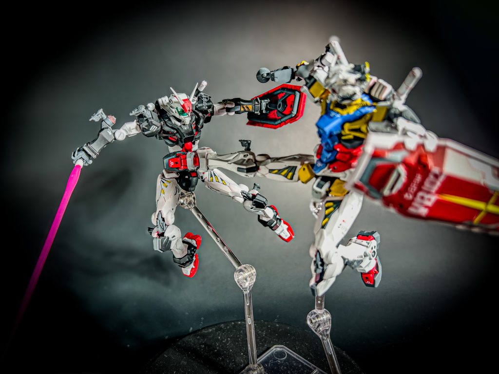 01ガンダムと白いガンダム