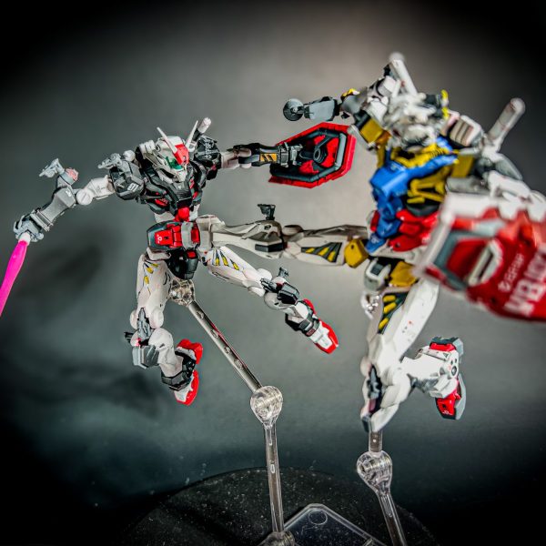 01ガンダムと白いガンダム