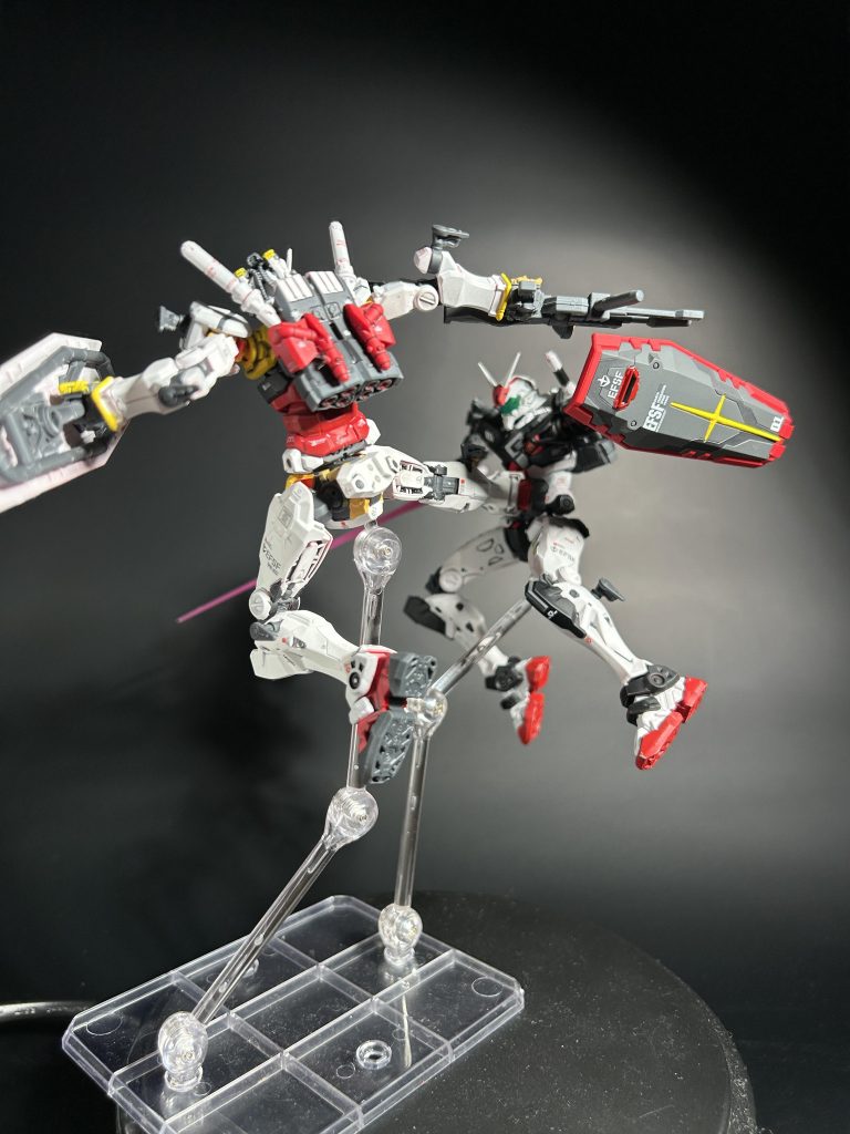 01ガンダムと白いガンダム–6枚目/制作者：niiyan