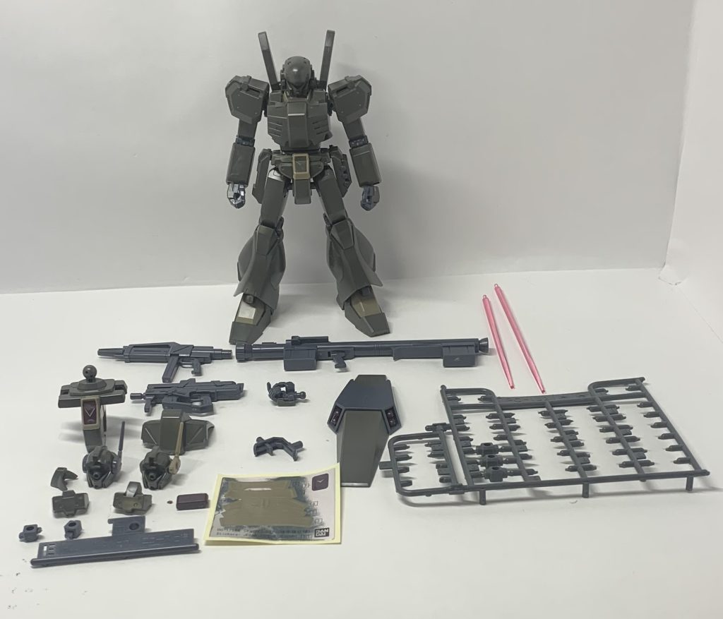 最後に付属品と余剰パーツ類。先に発売されたHGUCジェガンD型(エコーズ仕様)のバリエキットなのでその差分と逆シャアジェガンの分が余りますね、エコーズ仕様分はそのまま入っているので組み替えても良さそうです。稼働範囲等はジェガンと同じなのでいま見るとかなり制限されている感じではあります。HGBDジェガンブラストマスターに付いている股間軸と脚部軸パーツに変えればそれなりに動きやすくはなると思いますね。見た目がかなり地味で、劇中だと呆気なく散るやられメカ筆頭ではありますがミリタリー感が強いため好きな人が多いかと。いったいいくつ組めばいいんだジェガンバリエーション……＊＊＊ビルドダイバーズ二次小説陰キャアイドルはGBN〈惑星〉を救いたい。こちらのつぶやきによる【試し読み】またはpixiv先行で更新中です〜二次創作にご興味がおありの方はぜひ〜  