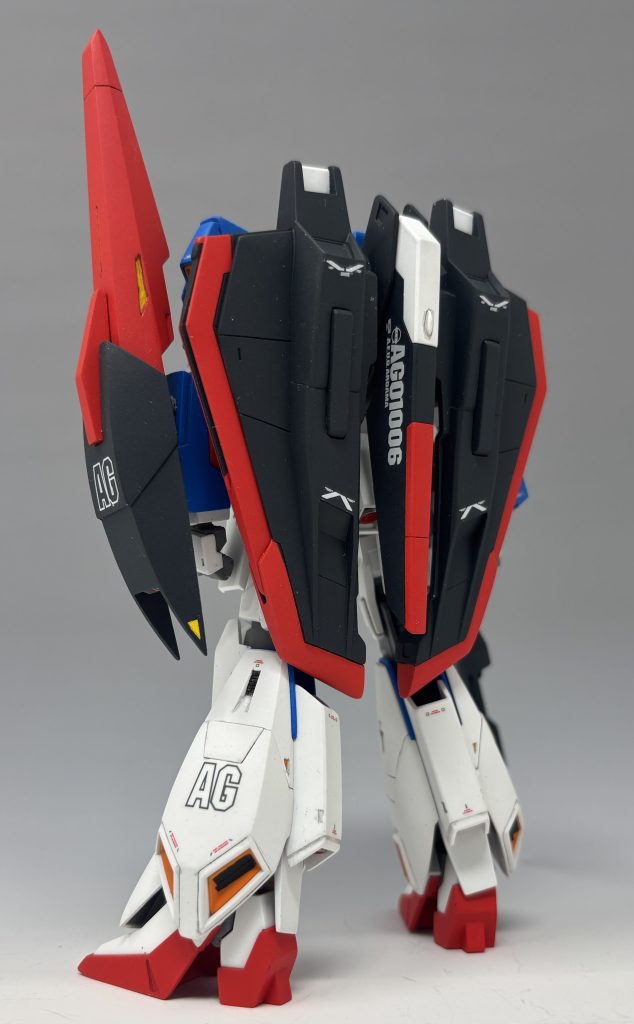 背中のフライングアーマー部分は後ハメ加工しました。キットでは変形のために足首がスネ側に格納される機構が存在するんですが、MS形態でポージングしようとすると足首がスネ側に埋まってしまう問題が発生してしまいます。なのでMS形態とWR形態でそれぞれ固定出来る仕組みを仕込んであります。写真では見えませんがw