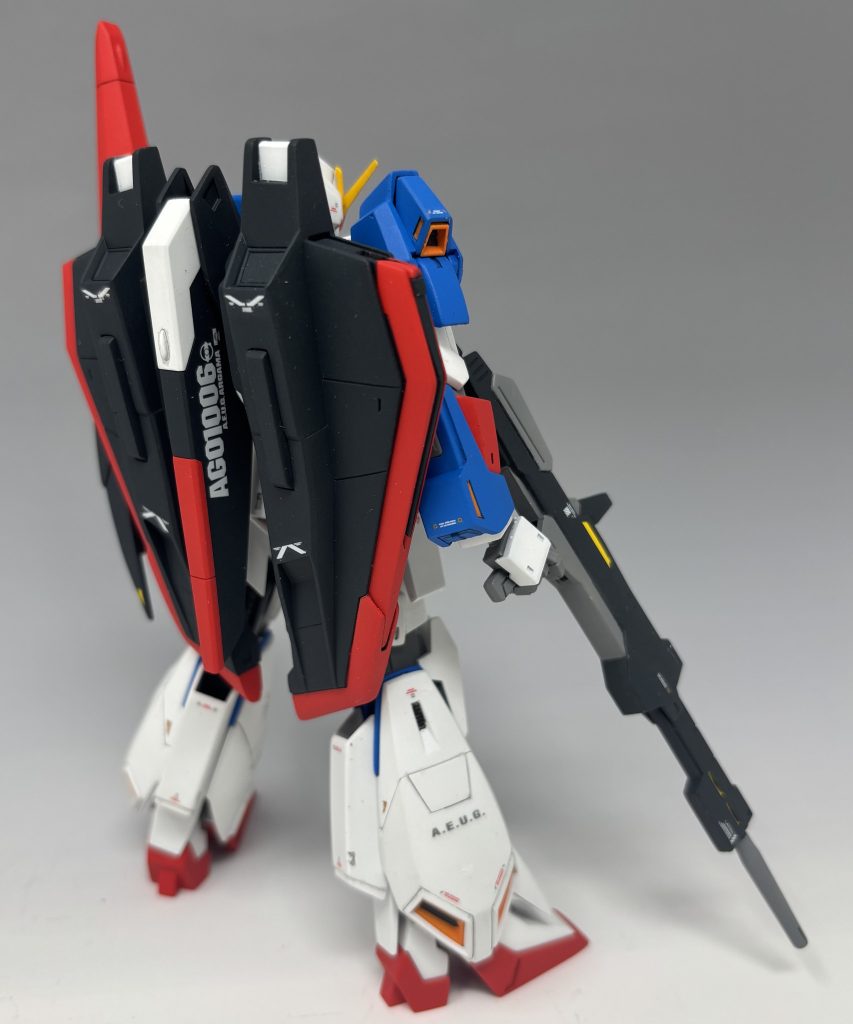 肩アーマーは変形するために内側に埋没する仕組みがあるんですが、キットのままだと埋まったっきり戻ってこないので、中にスプリングを仕込んでちゃんと戻って来る様にしてあります。勿論これも写真では見えませんがw