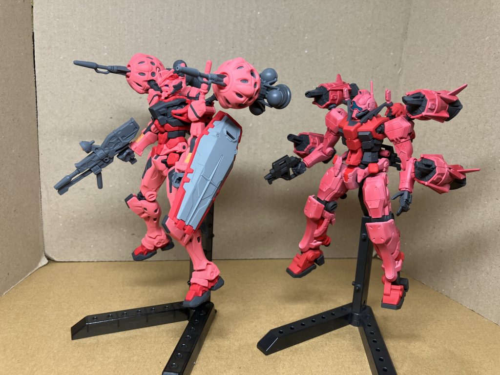 赤いガンダムと並べて。同じ人が乗ってるように見えますよね。