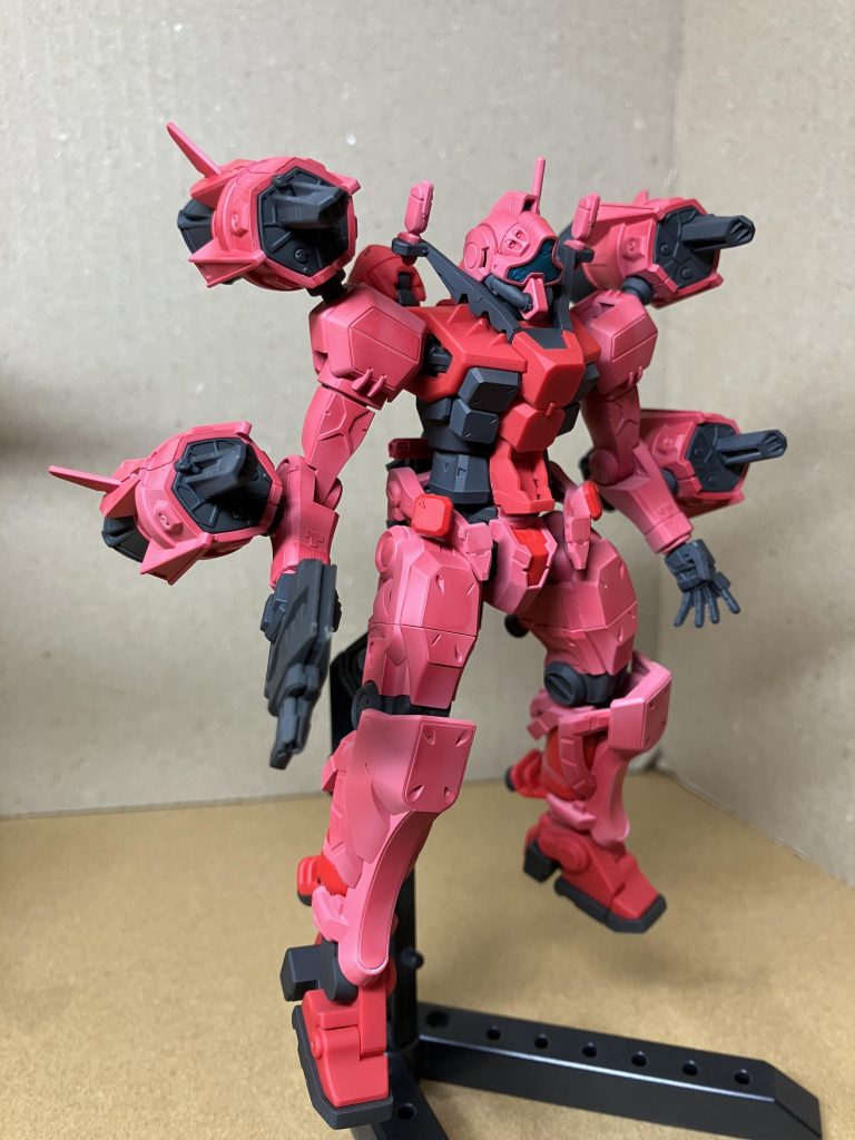 ガンダムのデータをもとに正式採用されたらしいので、ビットも小型になったという設定です。(手元にガンバレルしかなかったです)バンダイさん、ビットのみの販売してください。