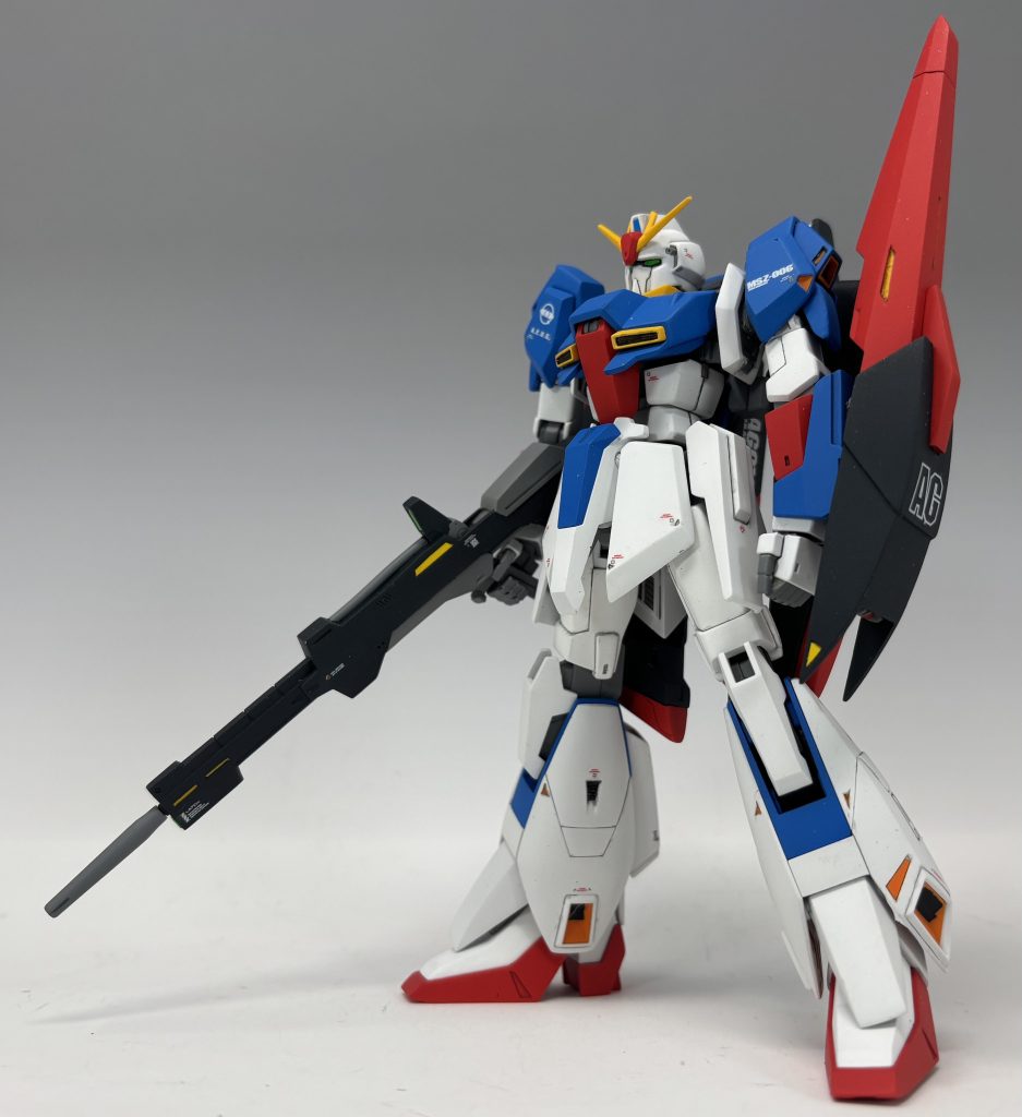 シールドはキットのままだと変形の都合で黒いパーツの側面に切り欠きが存在しています。設定にはこの切り欠きが存在しないので、切り欠きがあるWR形態用と切り欠きが無いMS形態用のパーツをそれぞれスクラッチしました。