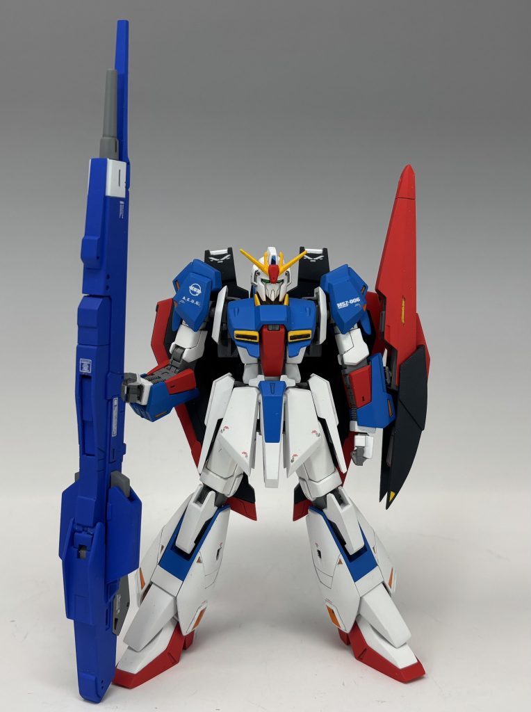 ハイメガランチャーは可動部分を後ハメ加工してあります。ハイメガランチャーのブルーは本体のブルーと違うものを使用する事で単調になるのを避けました。他にもシールドに接続するための凹んだ部分は切り飛ばして蓋とシールドとの接続用アダプタをスクラッチしました。これでこの凹み部分の合わせ目消しをしなくて済んで、更にシールドとの接続で塗膜ハゲを回避できて更に更に強固に接続できる様になって一石三鳥でした。 勿論これも写真では見えませんがw