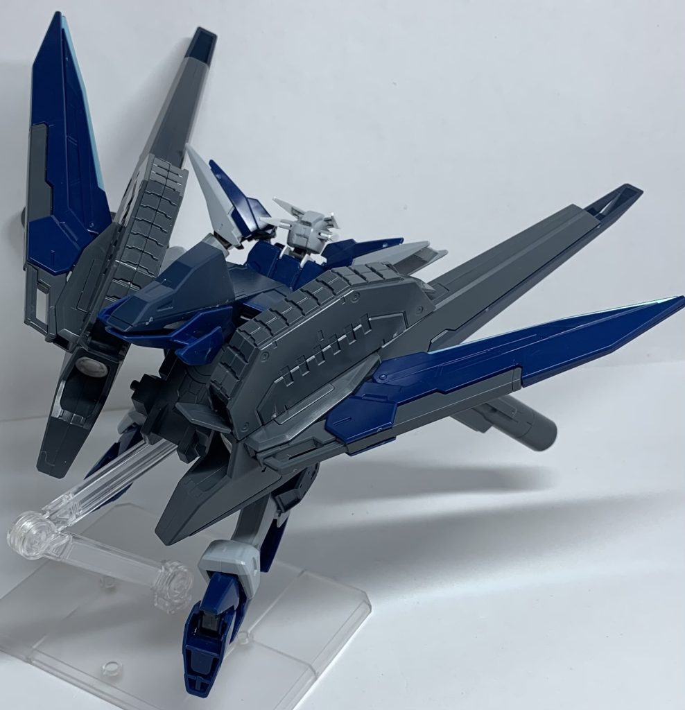 飛翔ポージング後ろ姿で背中がメインになるデザインではありますが、かなり重量があるので……ポージングにはかなり苦労しますね。