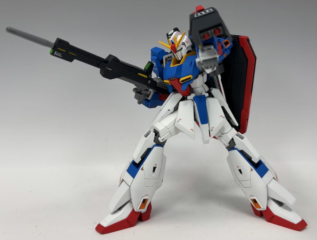 ビームライフルも後ハメ加工してあります。シールドランチャーは塗り分けました。