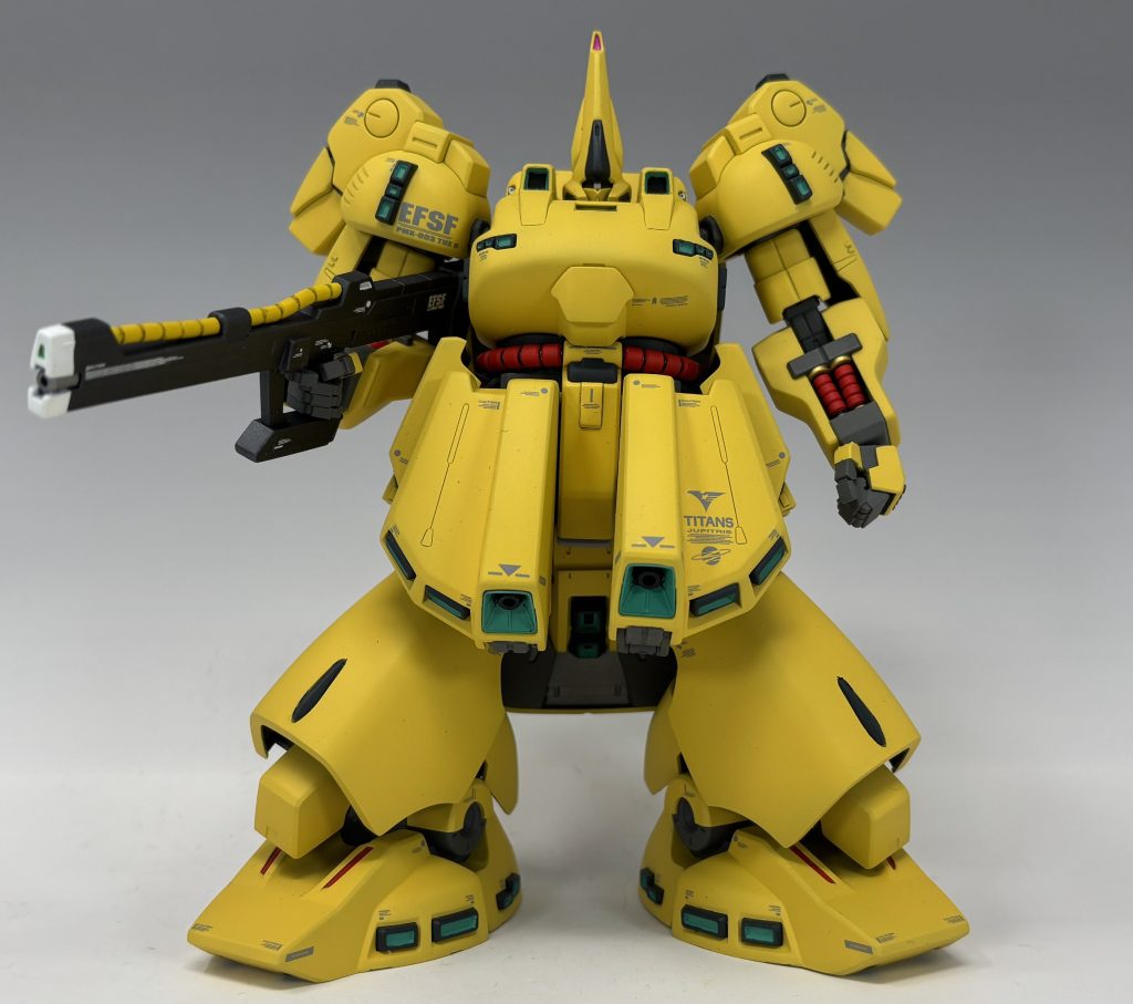 前腕のディテールは3D印刷したものに置き換えました。前腕だけでなく他の場所にあるパイプ類もこのジ・オさん用に3Dモデリングしたものを印刷して置き換えました。前腕の配色は情報量アップのために細かく塗り分けてあるため設定画と異なってます。