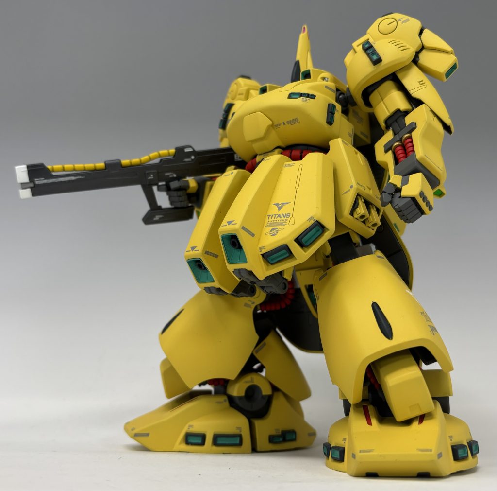 肩関節はボールジョイントに置き換えました。ハンドパーツはジ・オさん用に3Dモデリングしてあるので、しっかり拳のボツボツも再現してあります。ライフルはケーブル部分とグリップ部分を後ハメ加工してあります。ライフルの先端はいつもの様にホワイトを配してアクセントとしています。