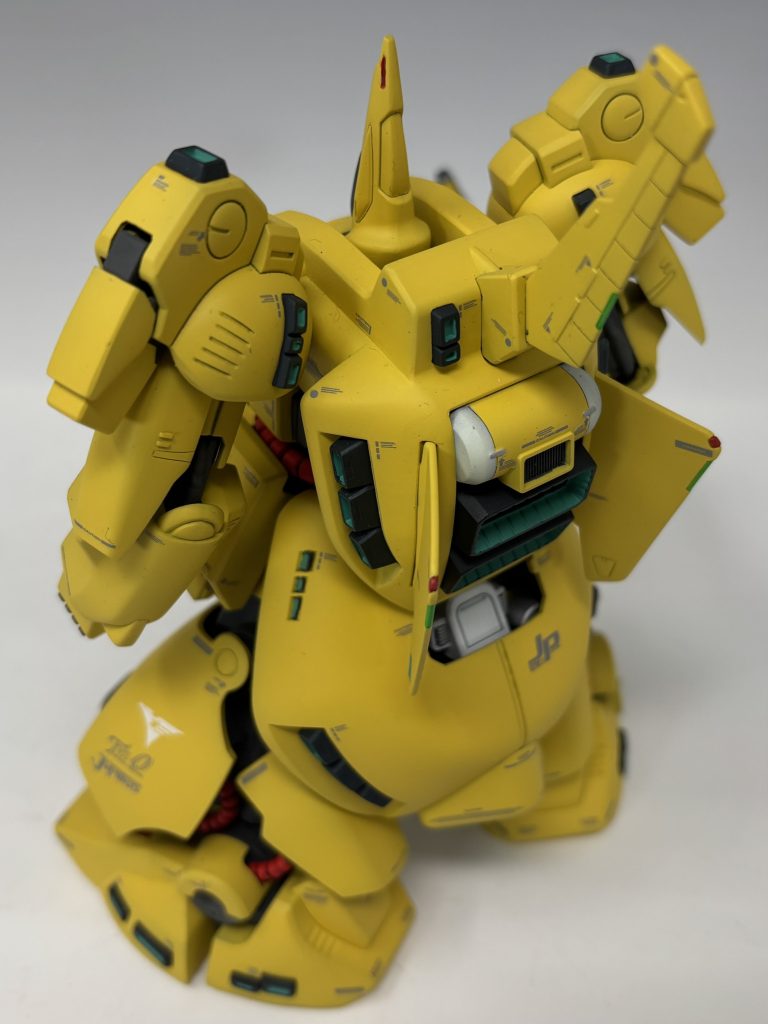 肩の側面にあるバーニア基部はポリパーツが剥き出しでそのままだと塗装出来ないので接続方法を変更して更に3D印刷したカバーを付けてあります。リアアーマーは中央部を切り飛ばして中に3Dモデリングしたディテールを仕込みました。