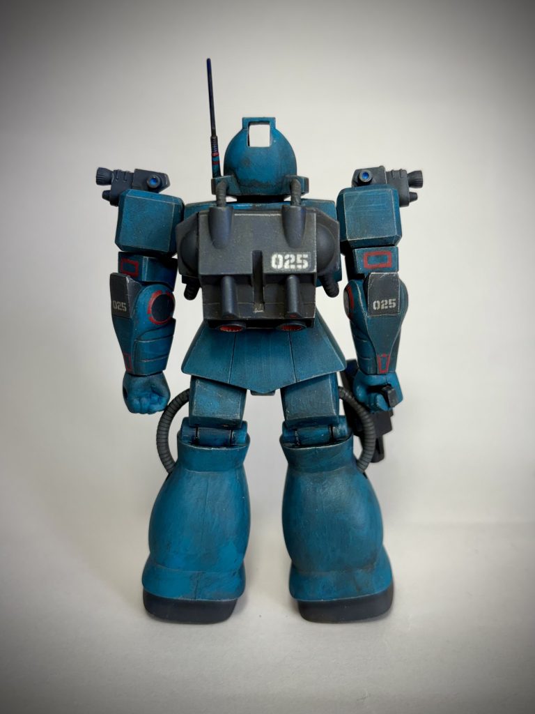 基本色は悩んだ末、アクリルガッシュのピーコックブルーを選択。設定色より明るめです。アイアン系の色味は避けました。塗装後は全体にウォッシングとエッジを入れています。