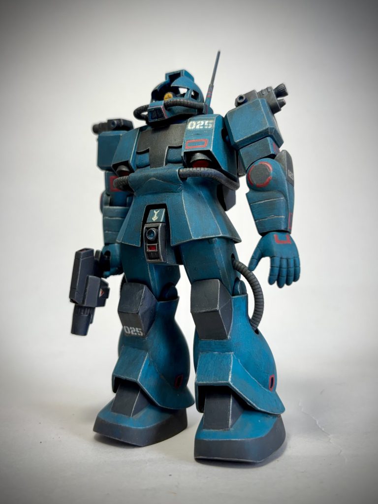 うっかりデカールを水没させてしまったのですが、階級章とナンバリングだけは利用できたのでホッとしました。ラインはフリーハンドで白を入れた後、赤で上書きしています。