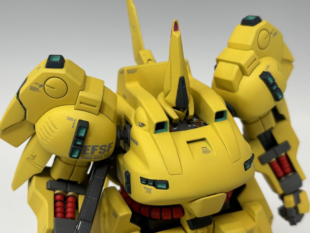 胴体はしっかりと後ハメ加工してあるので肩に発生する合わせ目は綺麗に消す事が出来ます。首元のディテールも塗装後に差し込める様になってます。