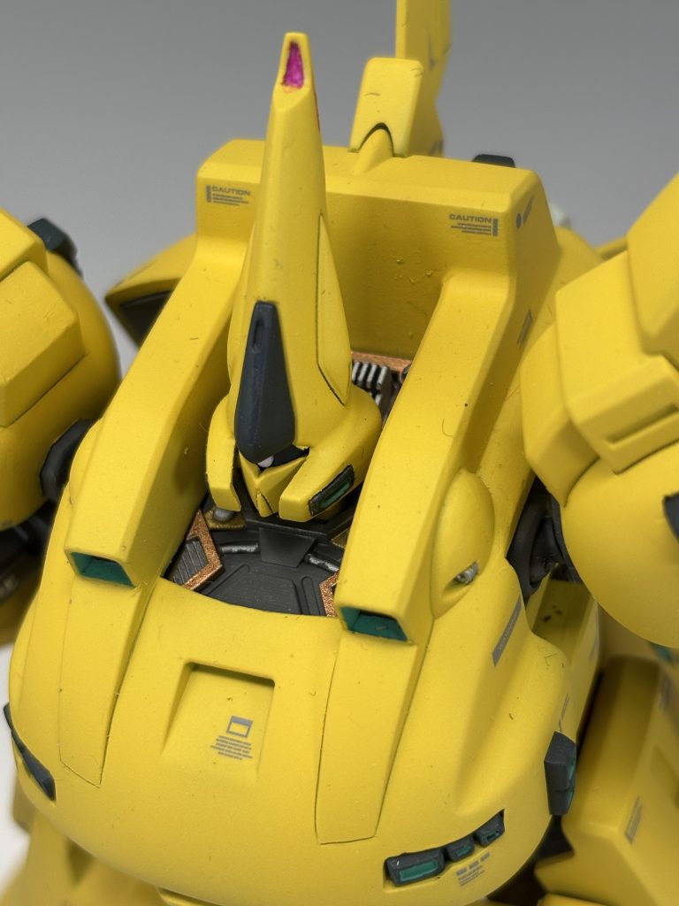 首元のディテールがチラ見えします。頬はダクト?!なのかスラスターなのかよく分かりませんでしたが、スラスターっぽい形状だったので他のスラスターと同じ配色にしてあります。まぁこんな所にスラスターはまず付けないとは思いますがw