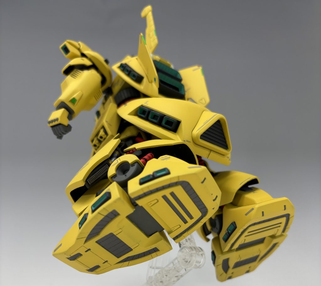 足の裏もしっかりと塗り分けてあります。ここからならスネアーマー裏のディテールも見え易く・・・なってるかな?!w肩アーマーに付くサイドアーマーは後ハメ加工してあり、更に後ハメ加工跡を隠すために3Dモデリングしたディテールアップパーツが付けてあります。えぇ、この画像では見えませんけどねw