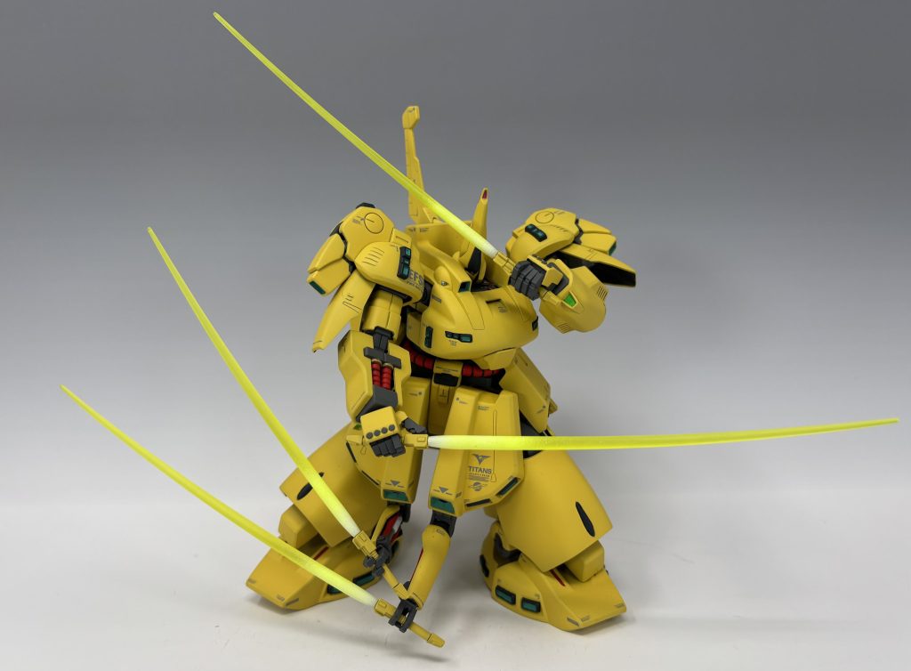 隠し腕を使って四刀流を再現してみました。左右のフロントアーマーのボールジョイントはキットのままだとボール部分が卵型になっているので、ポリパーツとの摩擦が充分に働かないためにアーマーがダラ〜ンと下がってしまうので、摩擦力が上がる様にしっかりと球形に改修してあります。サーベルの柄をそのままサイドアーマーの格納場所に差し込んだりハンドパーツに持たせたりすると塗膜ハゲが発生するので、キットのものよりも若干細くしたものを3Dモデリングして置き換えてあります。その際にサーベルの柄は2パーツに分けたのでハンドパーツにも持たせ易くなってます。