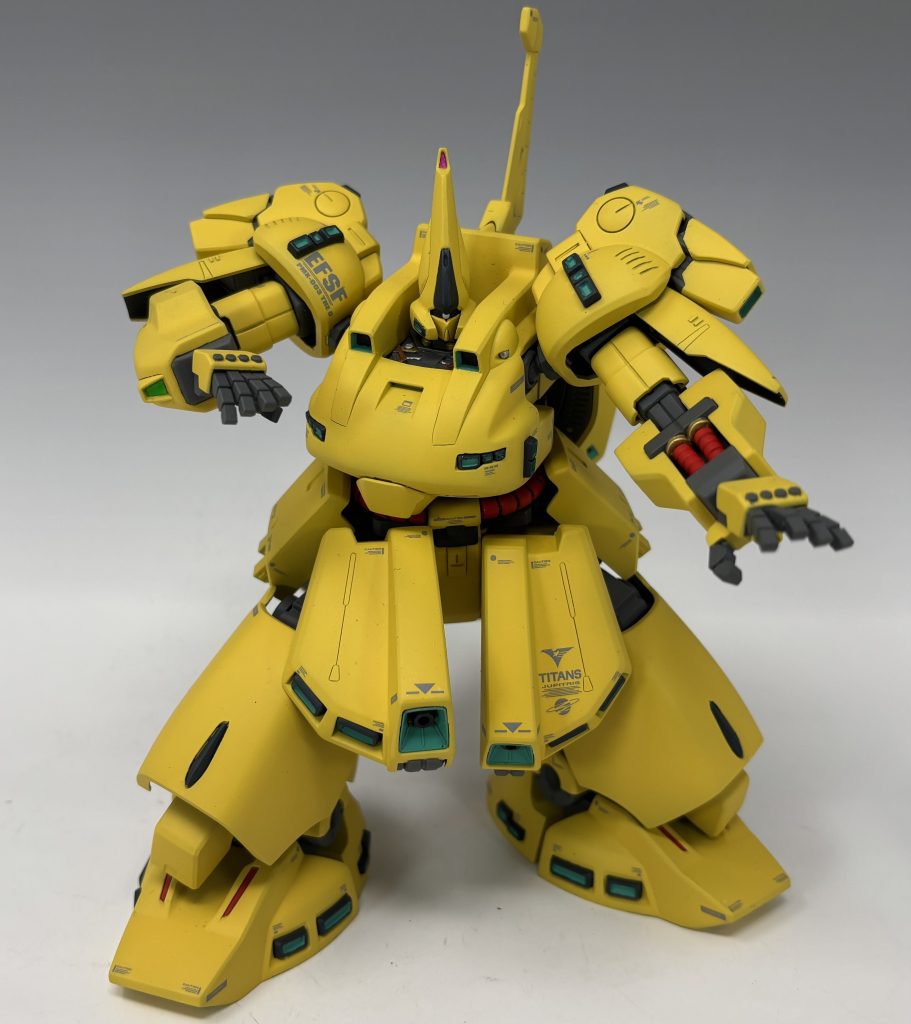 自作のハンドパーツのおかげで徒手空拳が格好良くキマります。股関節はボールジョイントなのでキットのままだと脚をハの字に開くのが若干苦手なので、一旦軸をカットしてから斜めに角度を変えて再接着してあります。その際に金属線を埋め込んで破損に強くしてあります。このキットは股関節の負荷が高く非常に破損し易いので金属線で補強する事をオススメします。