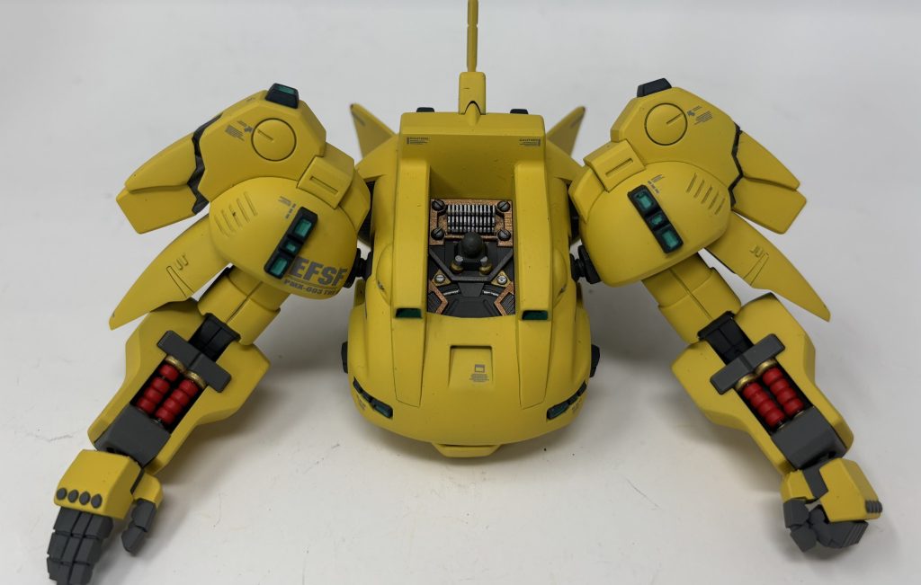 首元がよく見える写真です。首元のディテールは左右手前にダクトっぽいディテールを、後ろ側は排熱っぽいシイタケディテールを、首の可動部根元にはシリンダーディテールをあしらってみました。