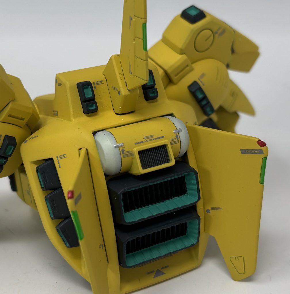 バックパックに追加のディテールアップは行っていませんが、各部を細かく色分けする事で情報量をアップさせてあります。