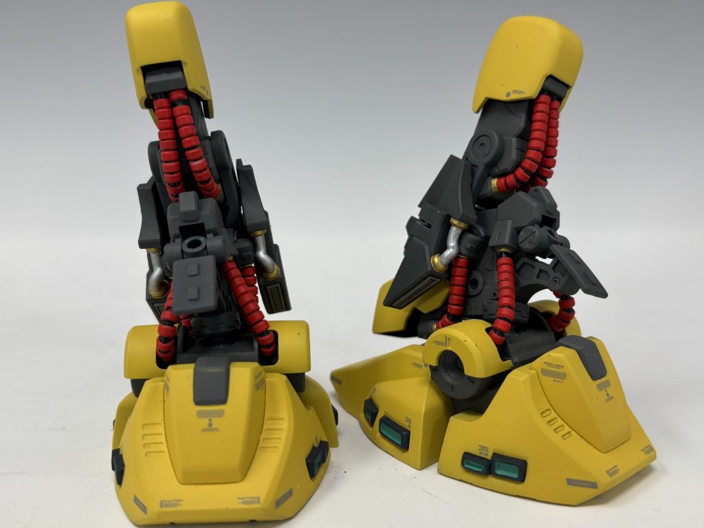 脚部のディテールです。キットのままでも結構メカメカしいですが、3Dモデリングしたダクトっぽいディテールを追加しました。ケーブルは全て3D印刷したものにスプリングを通したものに置き換えてあります。