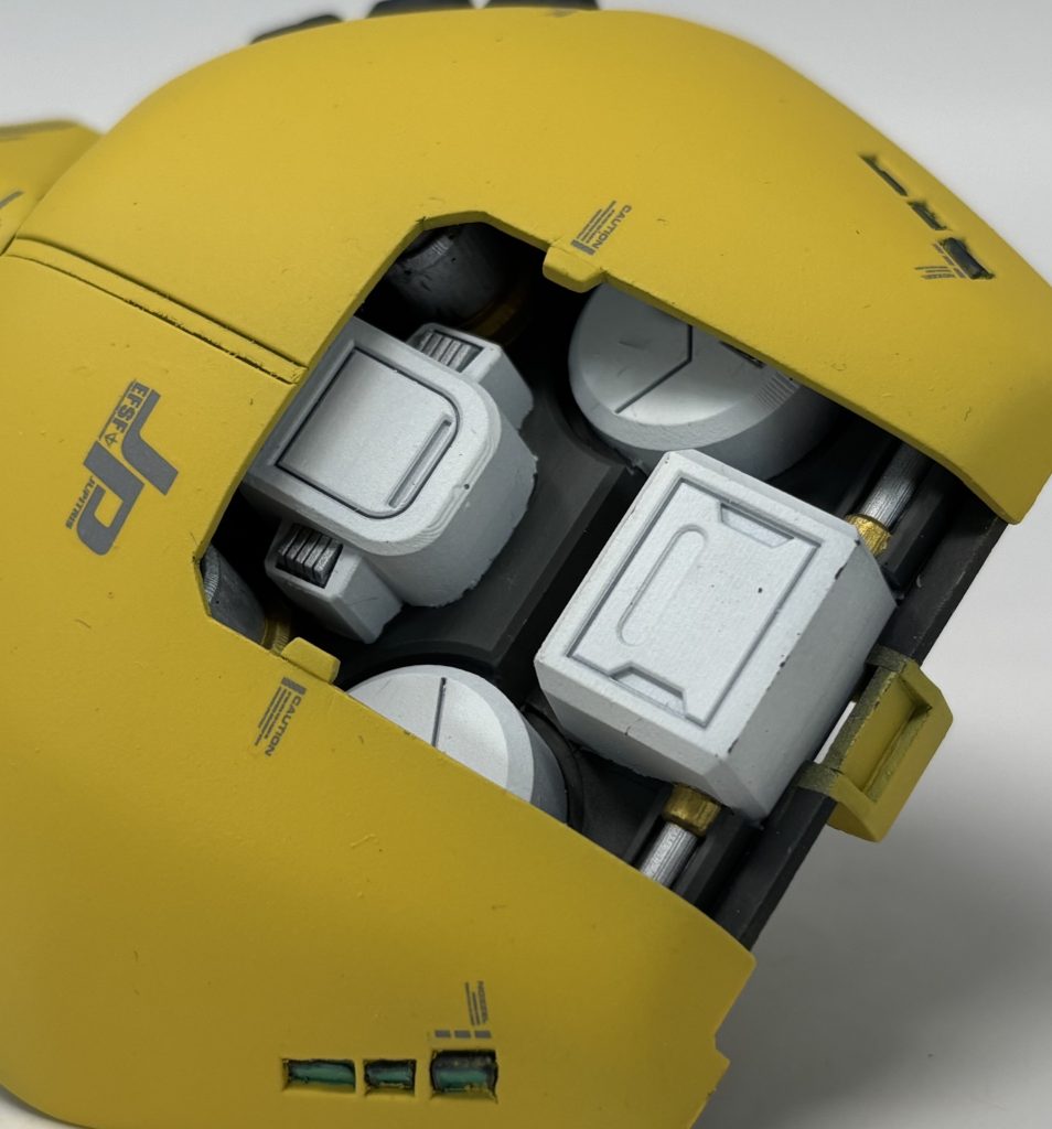 リアアーマー内部のディテールです。ここは容積が大きいのでジェネレータ、レギュレータ、コントロールボックスらしきディテールをあしらってみました。