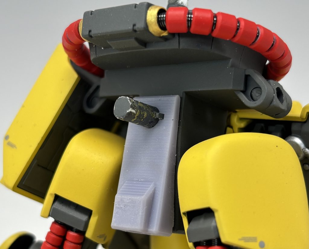 アクションベース用のアタッチメントを3Dモデリングして、リアアーマーを接続する部分を利用して付けられる様にしてみました。ここだけでなく各ケーブルの根元はゴールドで塗り分けてあります。