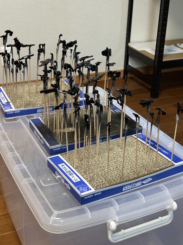 特に難しい事はせず光沢塗装なのでガイアさんのEXブラックで全てのパーツを下地に