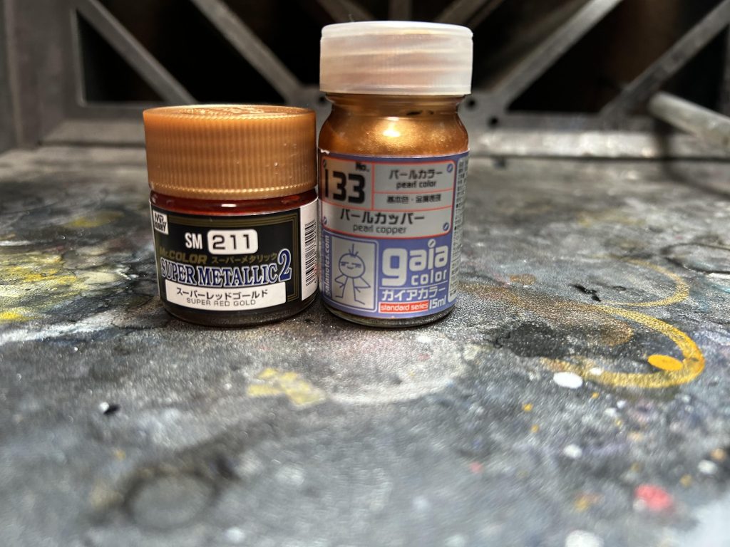 青はサファイアブルー、赤はパールレッド真紅金は写真の２つの塗料を一対一で塗装！シルバーはスターブライトシルバーを使用！