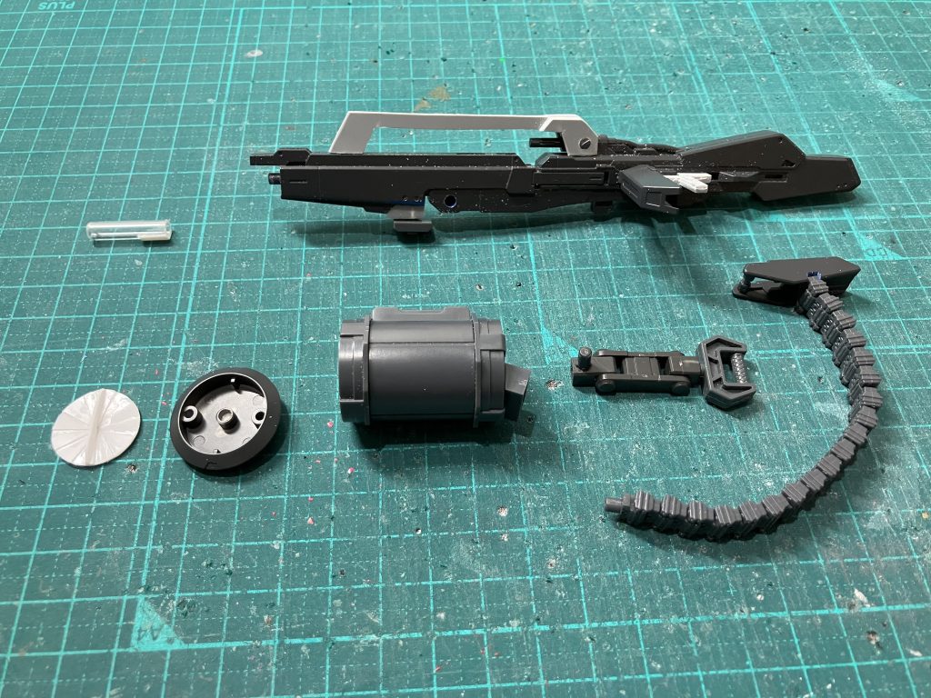 コトブキヤのベルトリンクやジャンクパーツで作っています。MSレドームとベルトリンクの直径が同じだったため、いい感じにつながりました。プラ板でフィンっぽい蓋を作りました。左手の持ち手はジャンクパーツを適当に見繕いました。