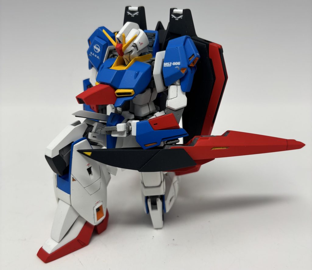 ストンと指先が真っ直ぐなハンドパーツは搭乗ポーズ時にぴったりです。この搭乗ポーズを再現するために、股関節パーツやハッチ等をスクラッチしました。キットのままだと上半身が後ろに仰け反ってしまうんですが、スクラッチした股関節パーツのおかげで背筋が真っ直ぐ(&若干前屈み)に出来る様になりました。