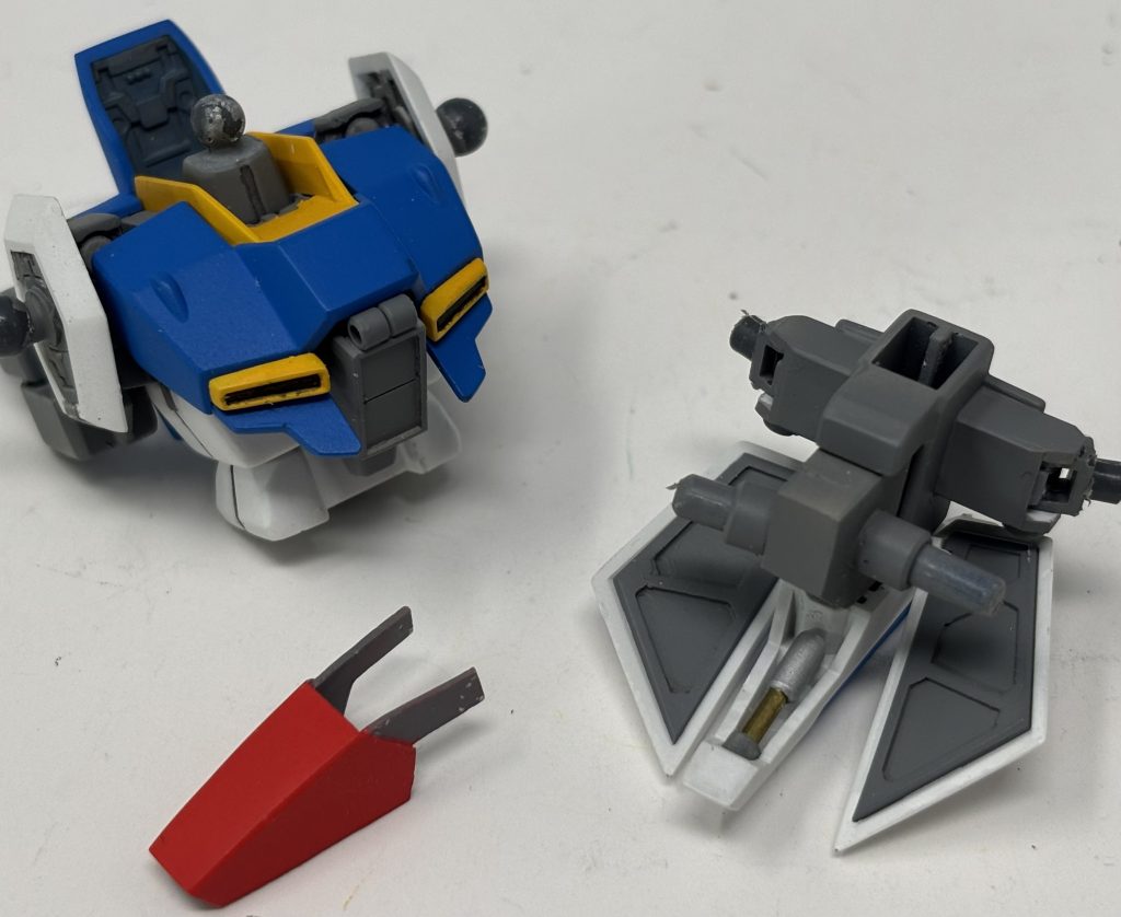 こちらがスクラッチしたものです。本体側にはダミーのコックピット入口を差し込んであります。そして開いた状態の赤い蓋もスクラッチしました。この写真でフロントアーマーの裏打ちや褌アーマーの裏に仕込んだシリンダー状のディテールが確認できます。他にもサイドアーマーも裏打ちしておきました。チラ見えさえ出来ませんがwww分かり難いですが、サイドアーマーの接続部分の根本は細く感じたのでプラ板で囲って更に丸ディテールを貼りました。斜め前から覗き込むと貼り付けたディテールでプチッとメカメカしく見える様になってます。