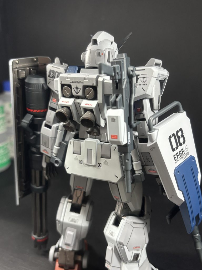 バックパックは陸ジムの物をスラスターを4口に改造。マシンガンをマウントできるようにしました。