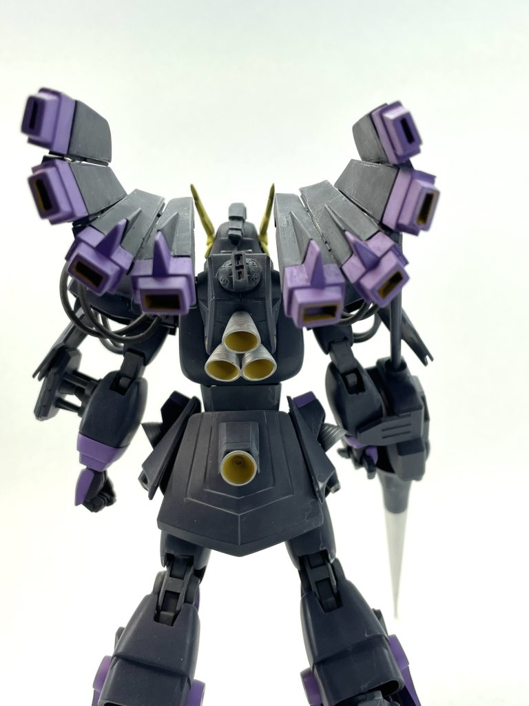 背面のシェルフ・ノズルを全て分割して可動、分離を再現しています。