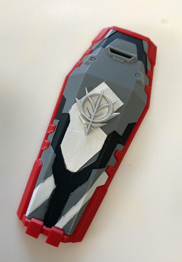 「盾のジオン章にシュウジはマスキングをするか?気にせず塗り潰すか?」かなり悩みましたが。ストーリートグラフィティーの文化として、他のグラフィティーには重ねないこと。想い人がかりそめにも身を寄せた組織であることから、塗り潰さないことにしました。