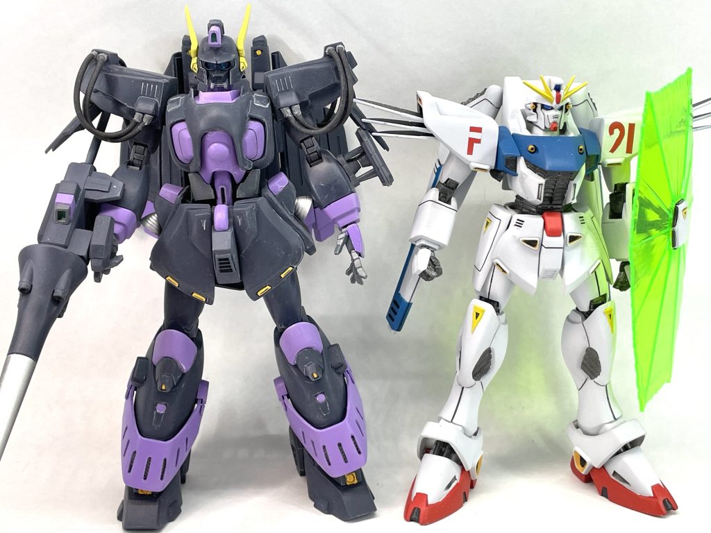旧キットのF91との比較。プロポーションを見直して元のキットより見栄えが良くなる様に改造しました。